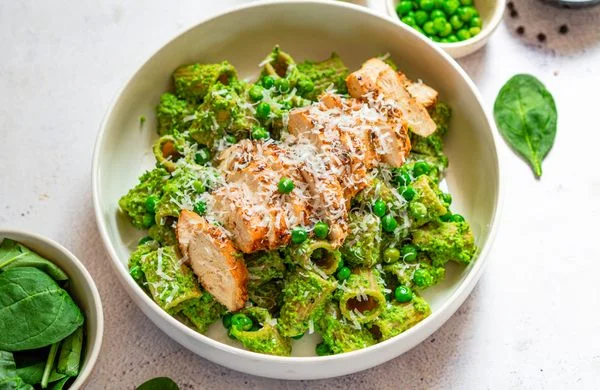 Pasta s pesto, kuřecím masem a fazolemi