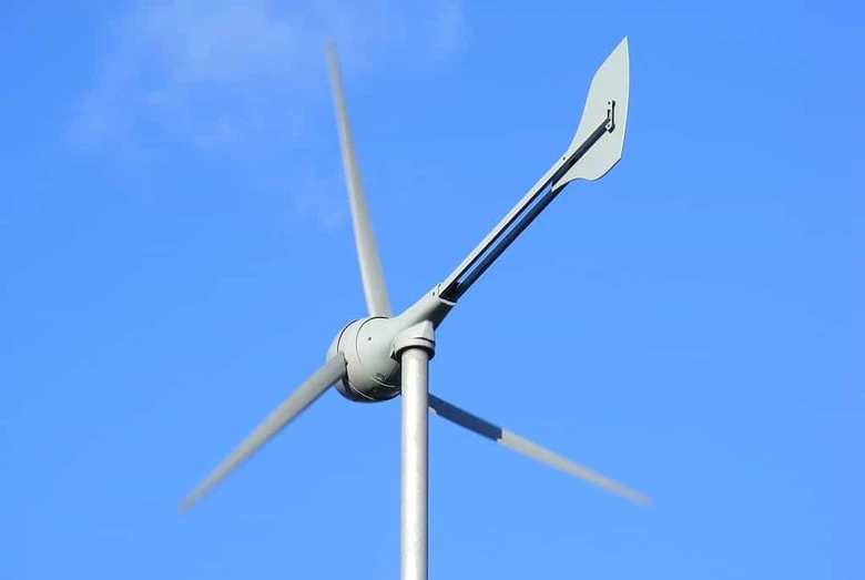 Větrná elektrárna na modrém nebi