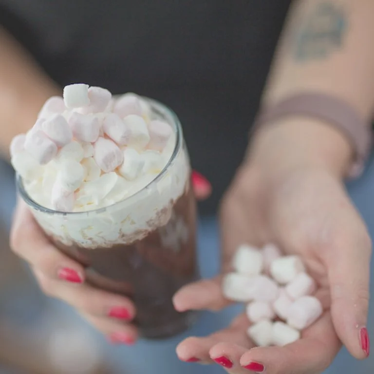 Horká čokoláda s marshmallowy v sklenici