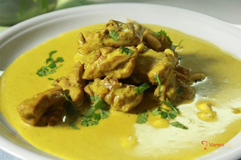 Krůtí stehno v krémovém curry s koriandrem