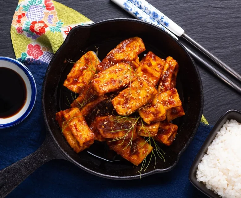Tofu v horké ocelové miskě s sezamem