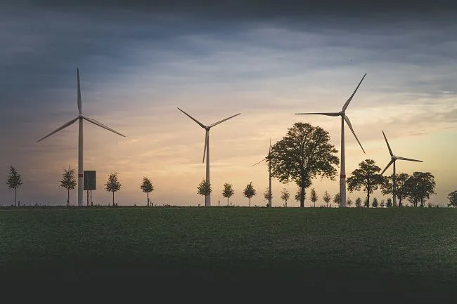 Větrné elektrárny na západě slunce