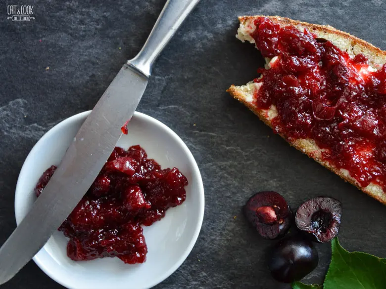 Třešňová marmeláda na chlebu s třešněmi
