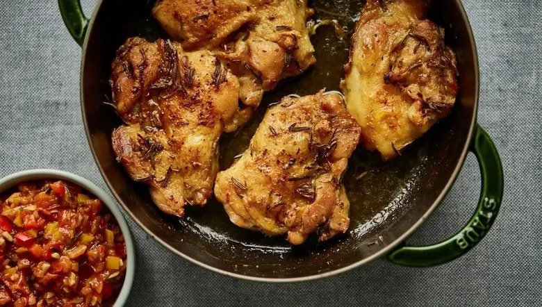 Připravené krůtí stehna v hrnci s omáčkou