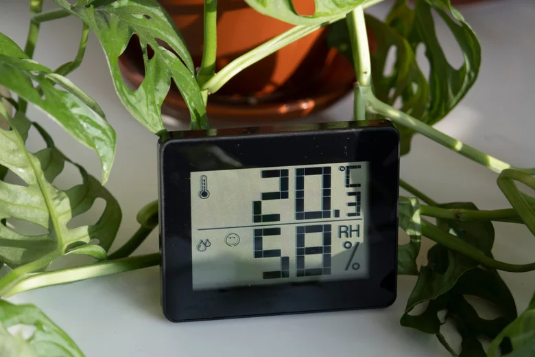 Hygrometer ukazuje vlhkost a teplotu v místnosti