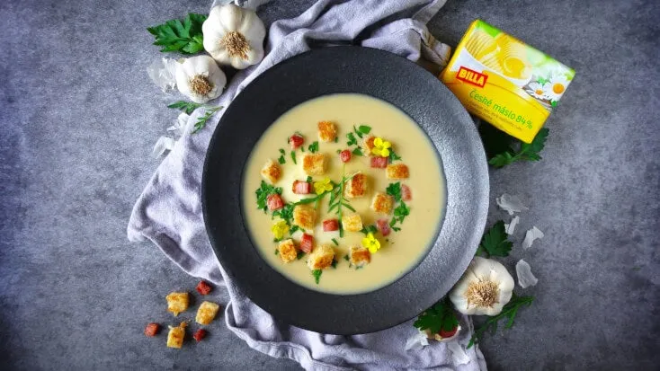 Polévka z pečeného česneku s krájankami a bylinkami