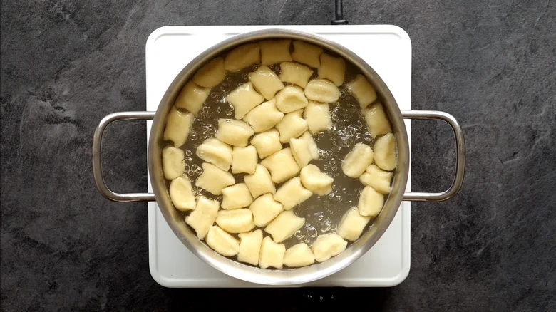 Gnocchi vaříme v kuchyňské hrnci