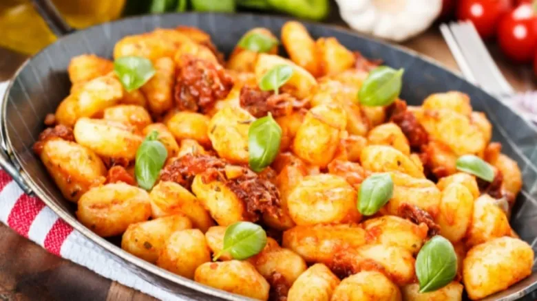 Hot gnocchi s rajčatovou omáčkou a bazalkou
