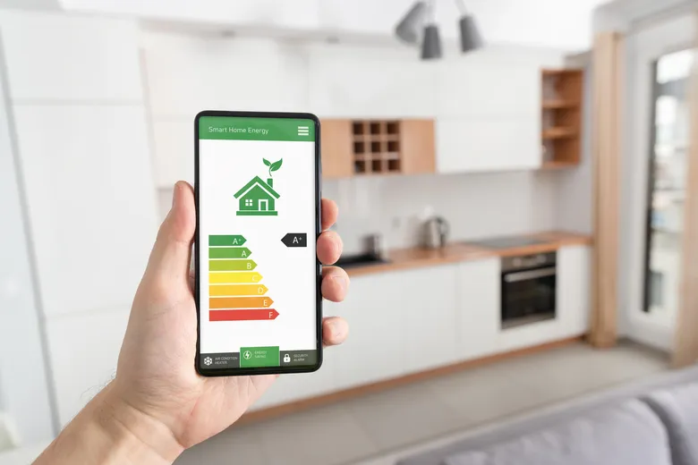 Smartphone zobrazující energetickou účinnost domu