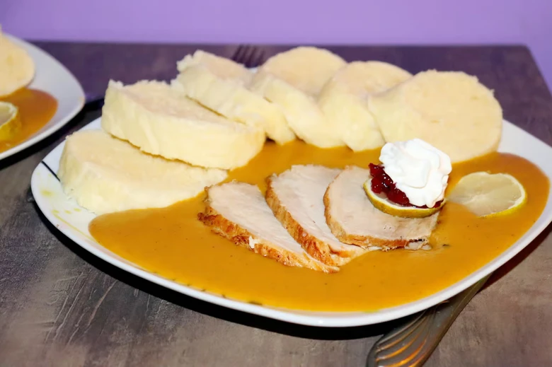 Kynutý knedlík s hovězím masem a omáčkou