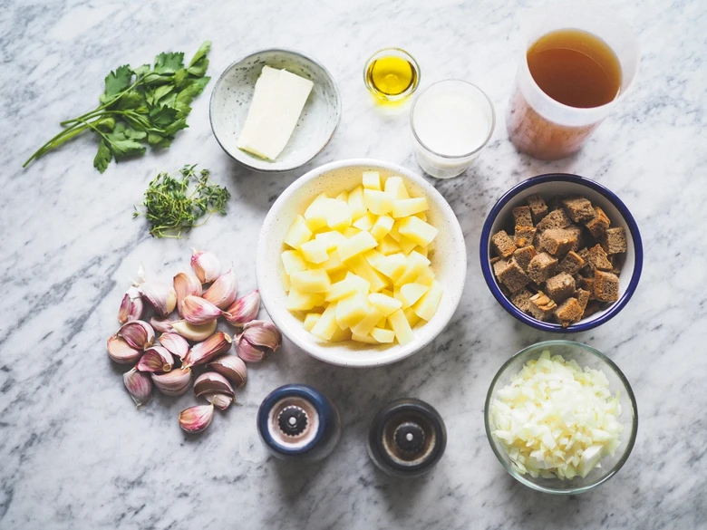 Ingredience pro krémovou česnečku na mramorové desce