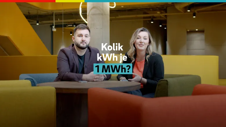 Muž a žena v kanceláři vysvětlují spotřebu elektřiny