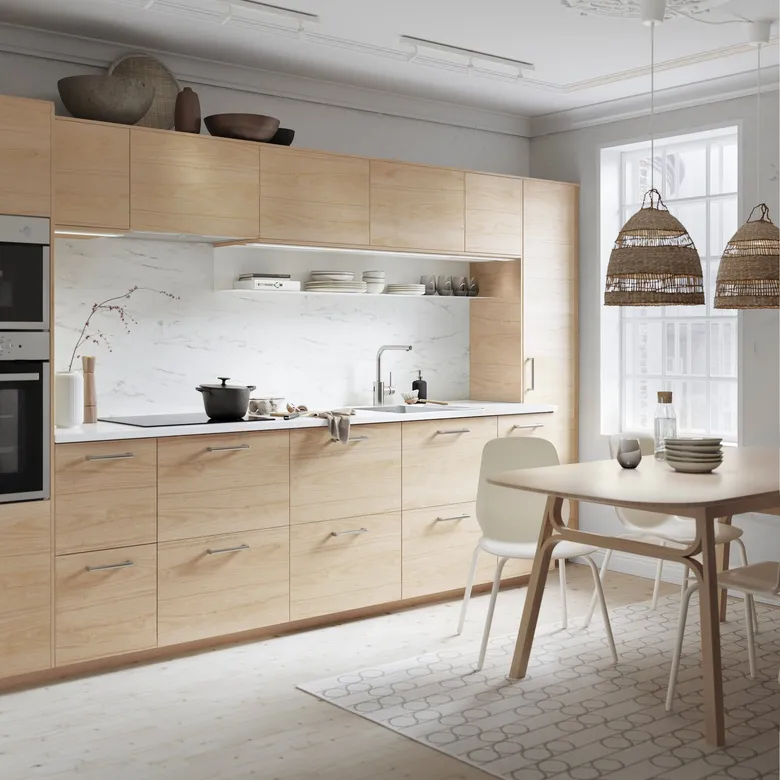 Modern kuchyně s dřevěnými skříněmi a bílými deskami