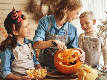 Rodina vyřezává dýni pro Halloween