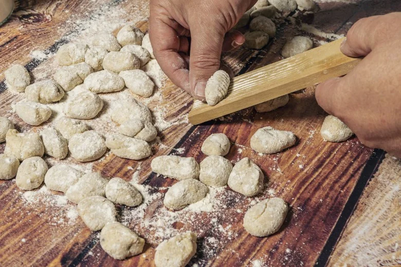 Ruce tvarují těsto na gnocchi
