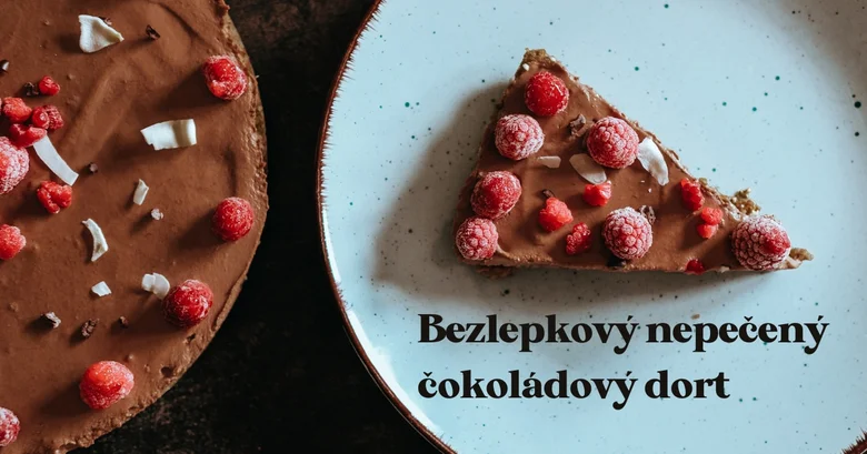 Luxusní nepečený čokoládový dort s jahodami