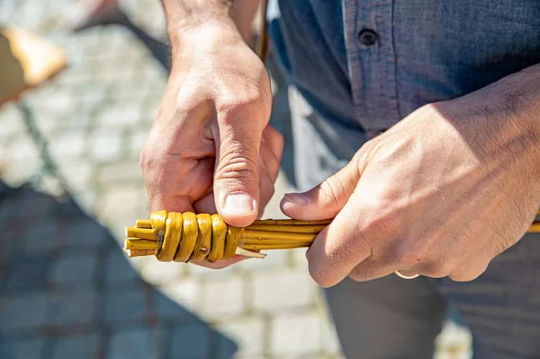 Ruce pleťou pomlázku tradiční technikou