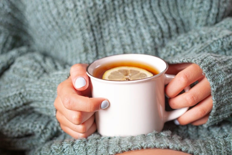 Tea s kouskem citronu pro suchý hrdlo