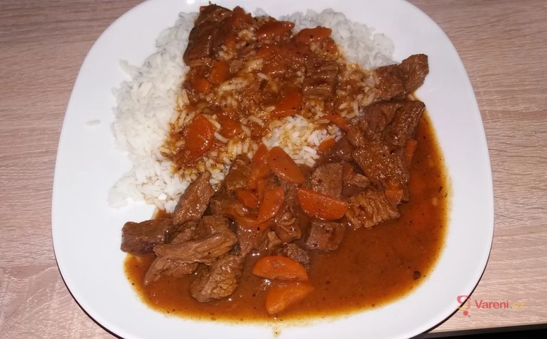 Hovězí na mrkvi s rýží na talíři