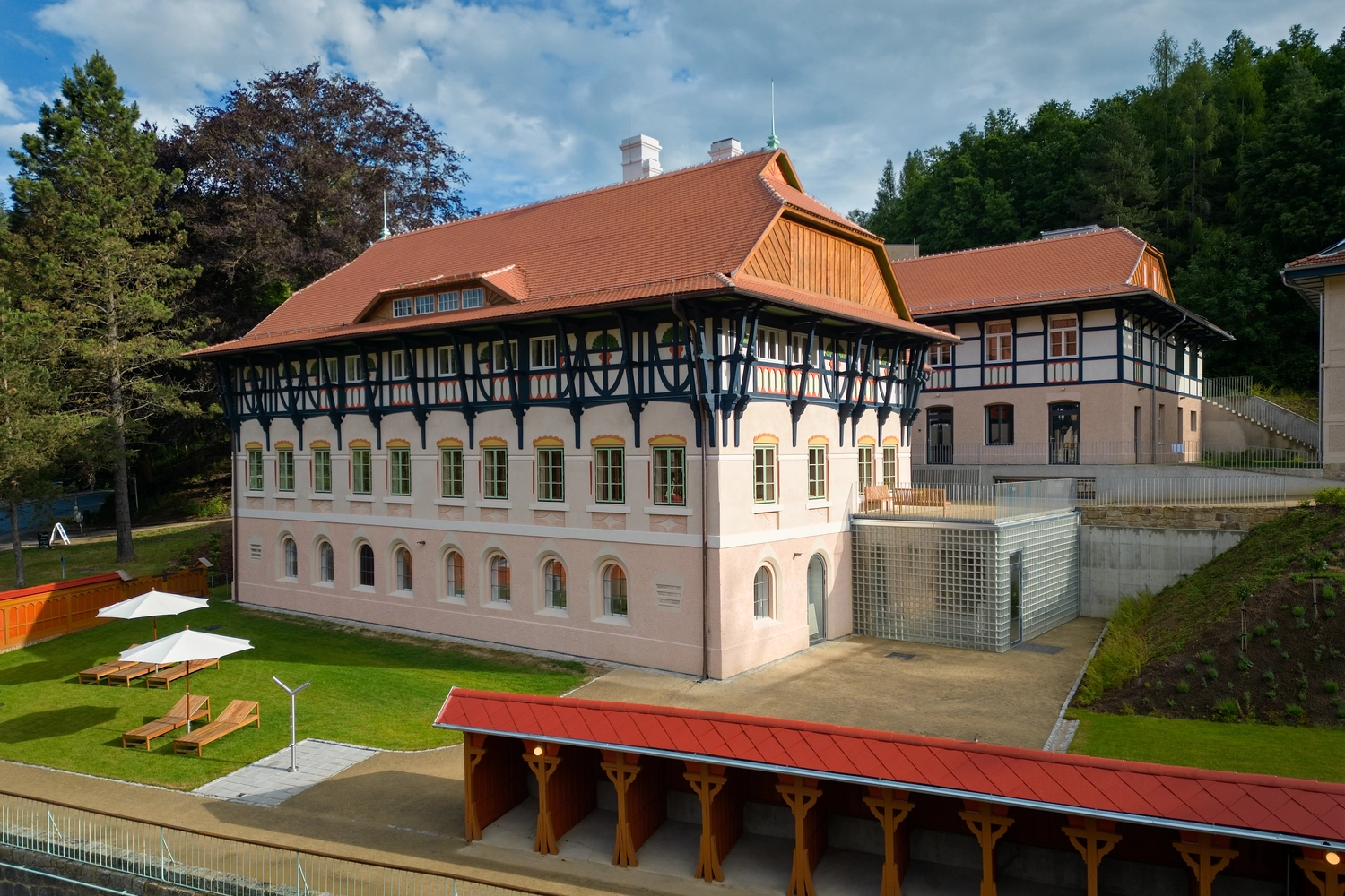 Sluneční lázně Luhačovice – historická budova s terasami