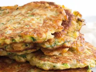 Zeleninové fritky se zelím, připravené na podávání