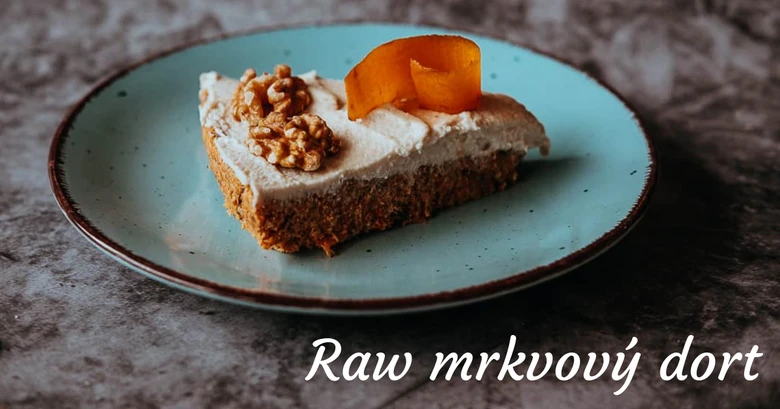 Kousek nepečeného mrkvového dortu s oříšky