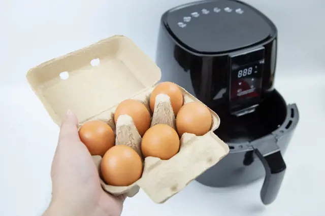 Vejce připravená k vaření v horkovzdušné fritéze