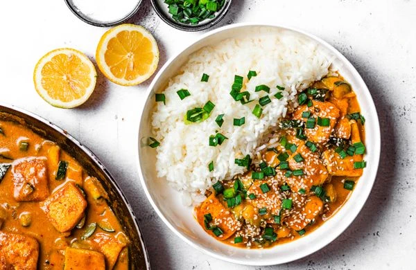 Tofu v curry s rýží a zeleným cibulovým kořenem