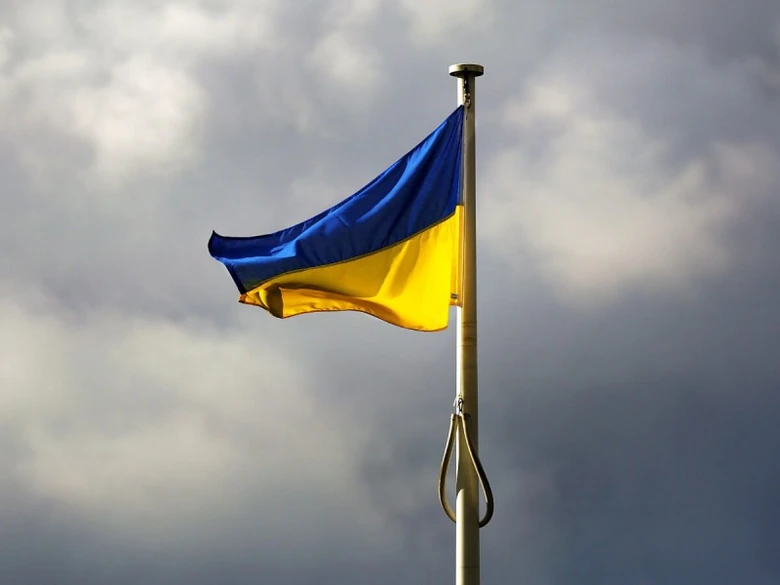 Ukrajinská vlajka na stožáru proti mrakům
