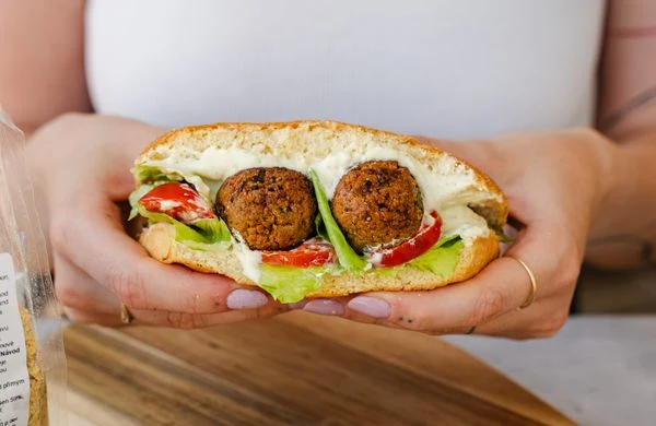 Vegetariánský falafel s rajčaty a salátem