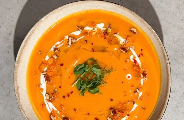 Vegetariánský zdravý polévka s bylinkami